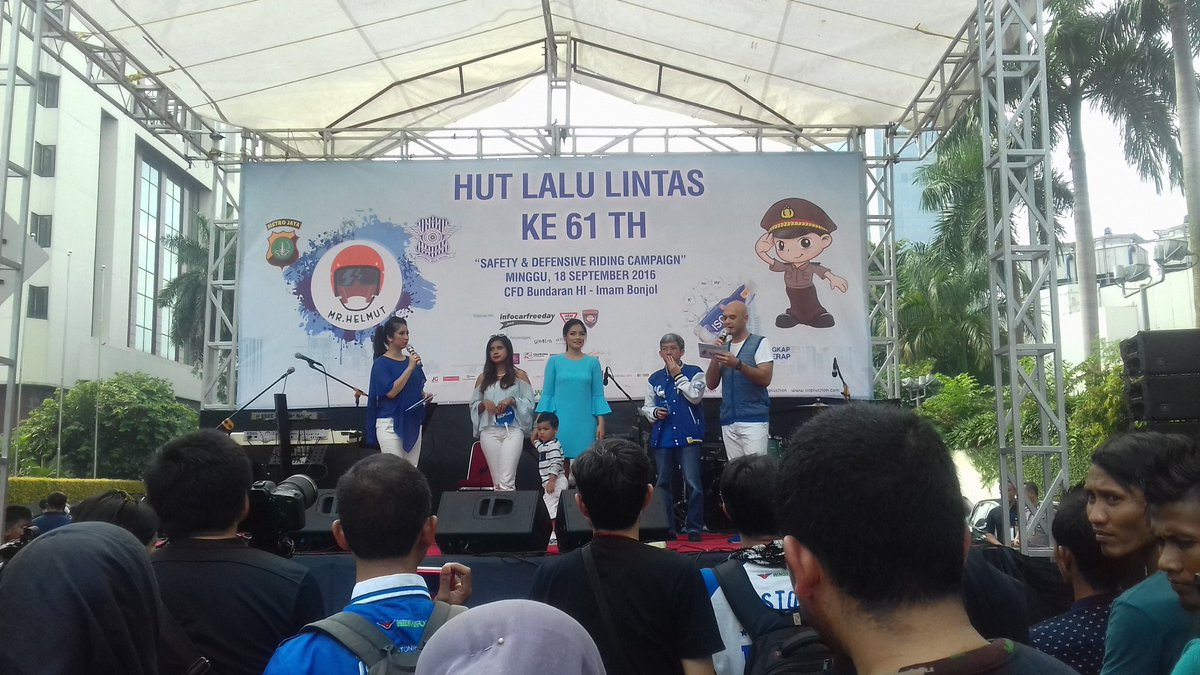 mrhelmut_'s tweet photo. Audy Marissa dan Titi Kamal ikut meramaikan Festival HUT Lalu Lintas 61th. #MrHelmut #HUTLANTAS61 https://t.co/SnVaZ4eIsQ