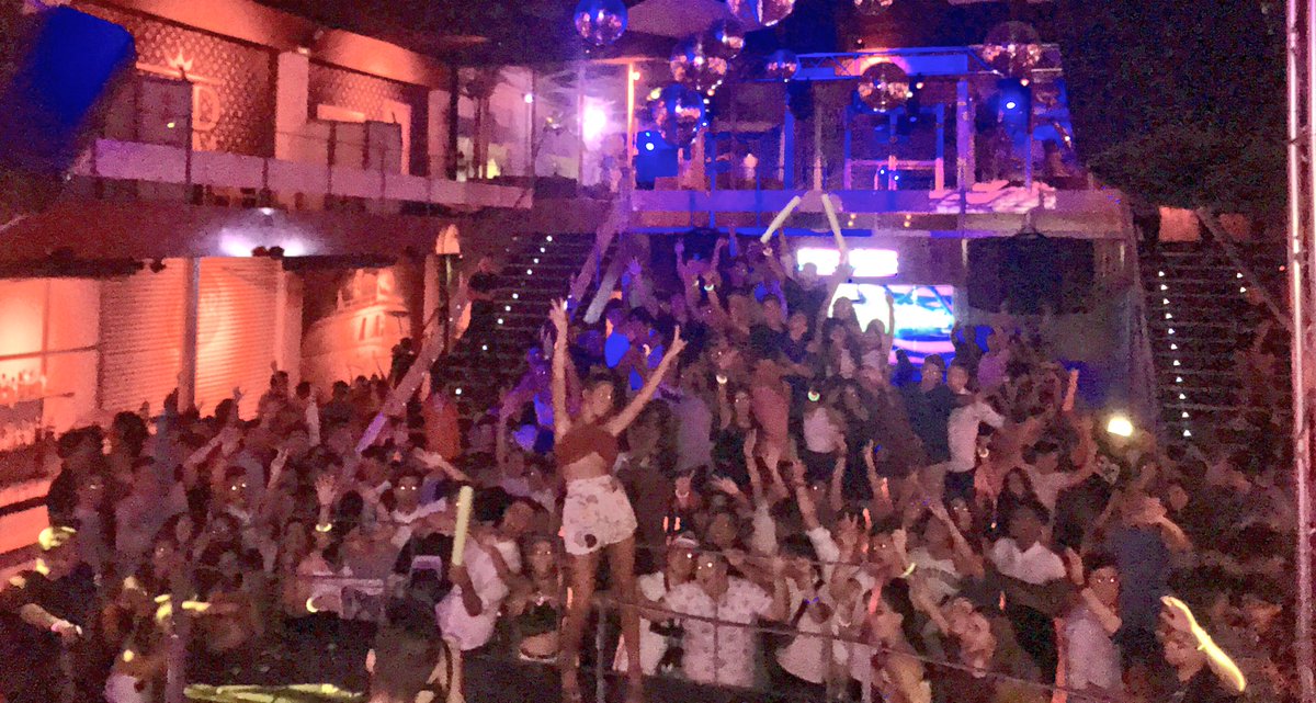 patricia_steisy's tweet photo. Mil gracias a toda esta gente guapa de Elche que vino a verme! Safari Club🔝👌🏻 Les quiero❤️
#ModoSteisy https://t.co/aILoSOBruq