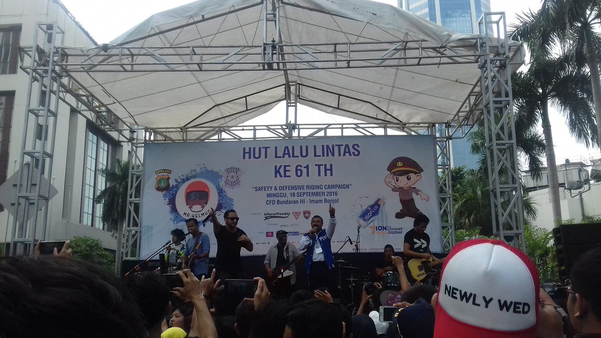 mrhelmut_'s tweet photo. Kolaborasi Nidji dengan Dirlantas Polda Metro Jaya, Kombes Pol Syamsul Bahri @ Festival HUT Lantas, CFD Bundaran HI https://t.co/6JjrIQSmT5