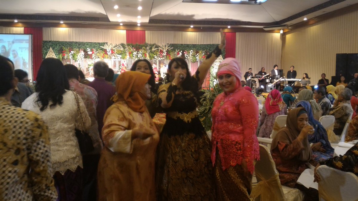 Ruzni_AghaCerry's tweet photo. Selfie sama kaka cantik ^_^ mksh https://t.co/c0BTw96WGs