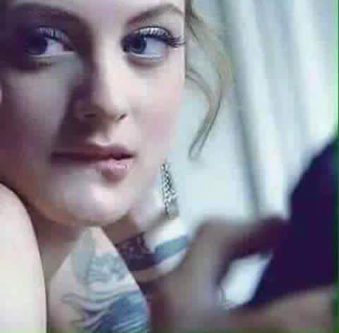 #تسحل___بروحي
#وتشب___بضلوعي__ناااااار.
من تضم #شفتها حدر سنونها..