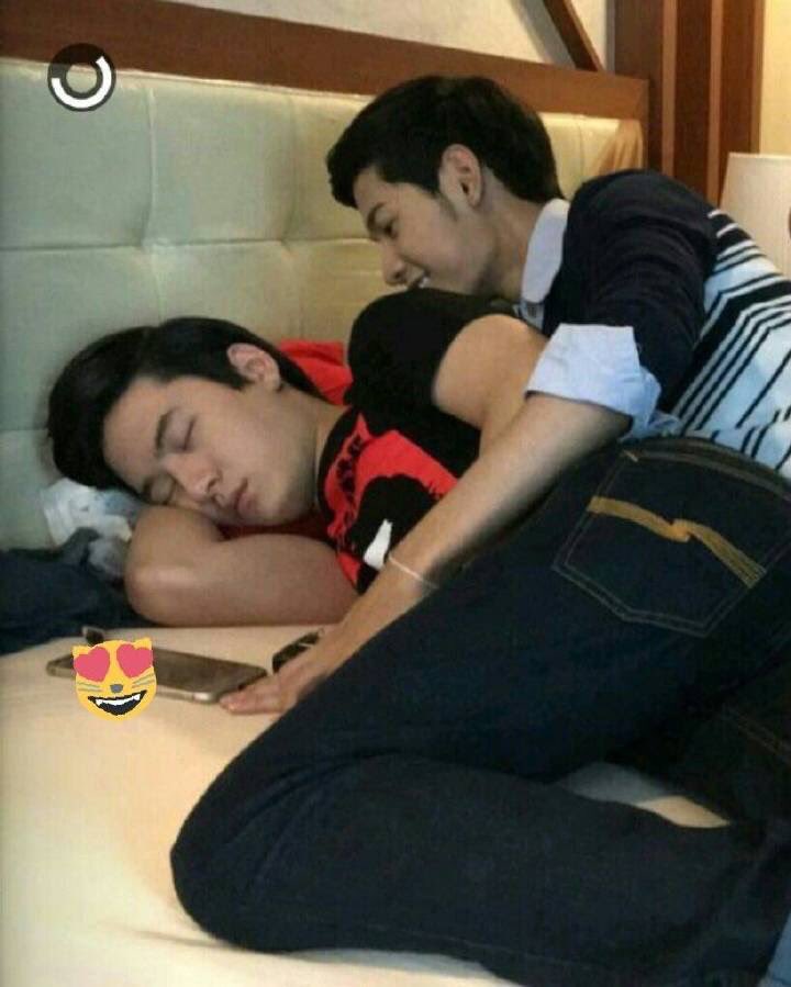 kkikalo's tweet photo. ชอบโมเม้นท์แบบนี้อะ แอบเซลฟี่กับน้องตอนหลับ ฮือออ น่าร๊ากกก #SotusTheSeries #ทีมพีรญา https://t.co/CY1P4W7ufD