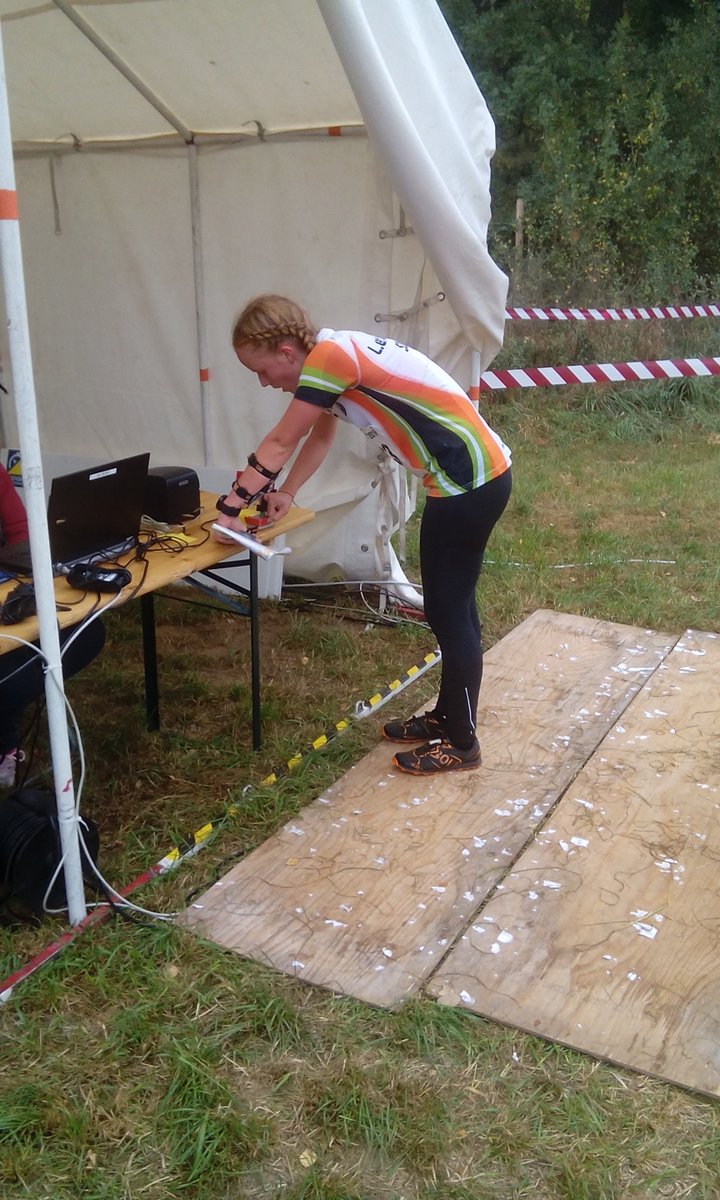 Förste löpare från A-finalen stämplar ut.