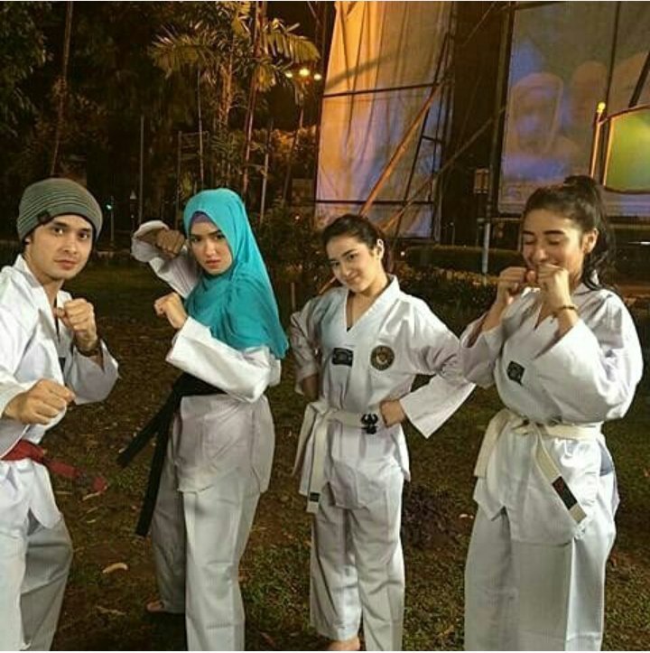 Makin keren aja ne Hijab I Love You 👍👍 jgn lupa nonton ya jam 17.00 WIB 
#HijabILYSCTVEps7
#HijabILYSCTVEps7