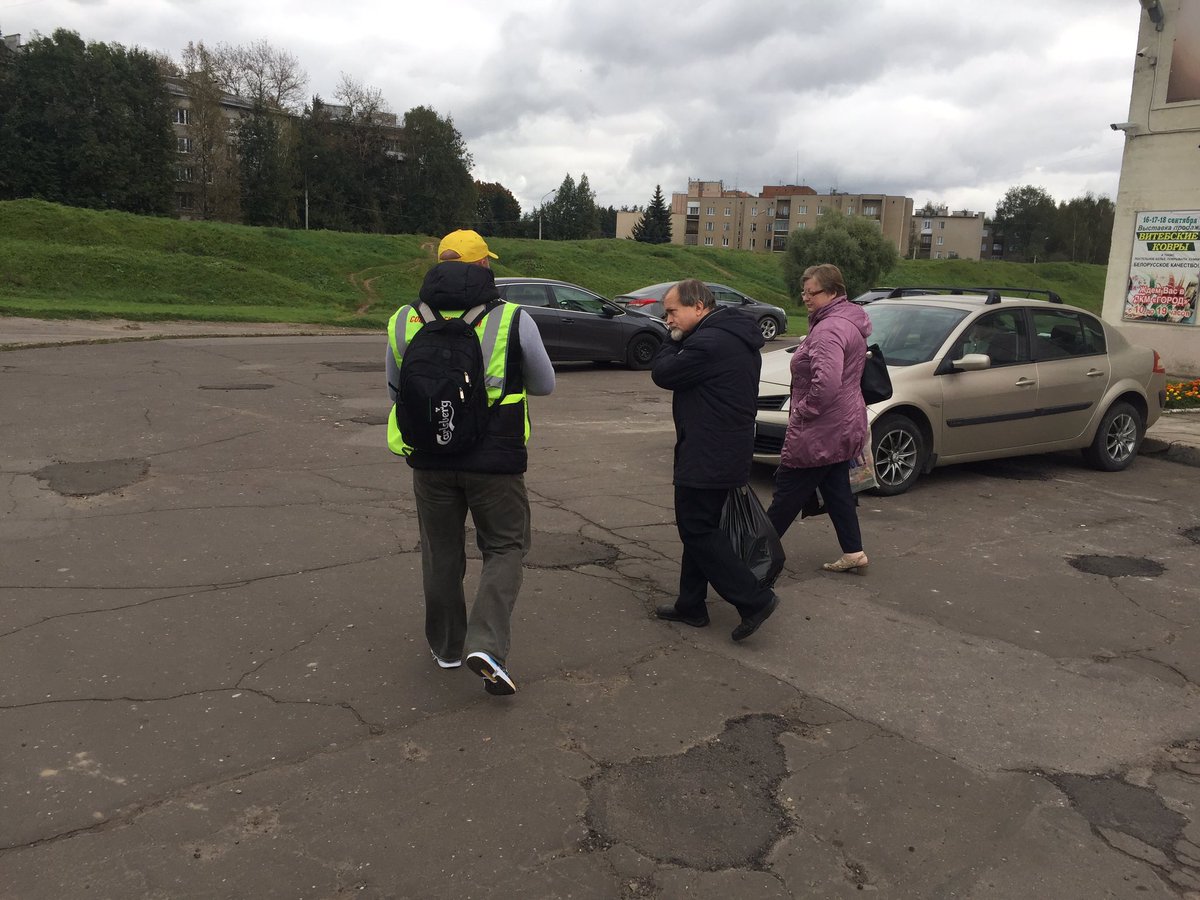 VertkovD's tweet image. Участок 1179, ДКМ Город. Гвардия Караулова в желтых куртках переписывает всех вышедших с участка.