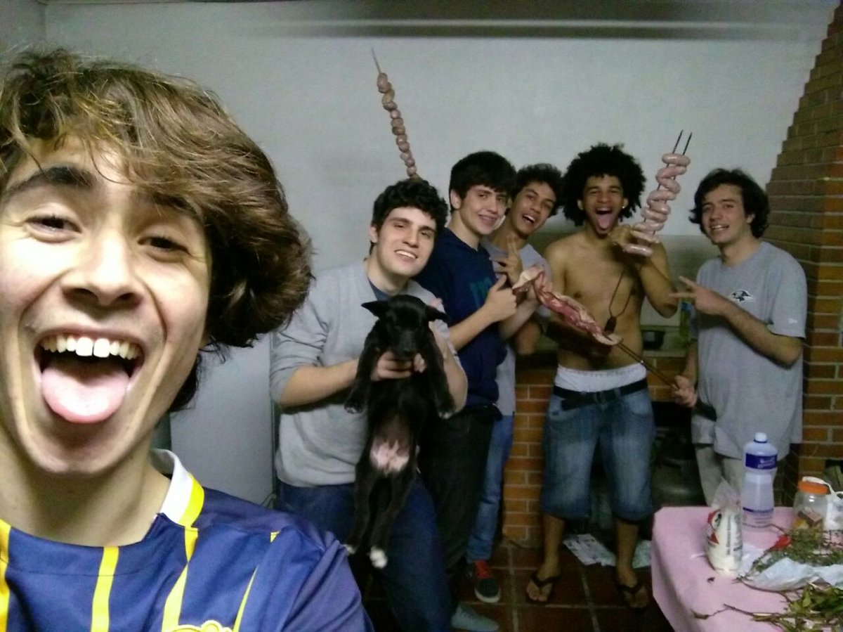 chesler_'s tweet photo. É o churras da gurizada #Beeem https://t.co/anTwA5cUxv