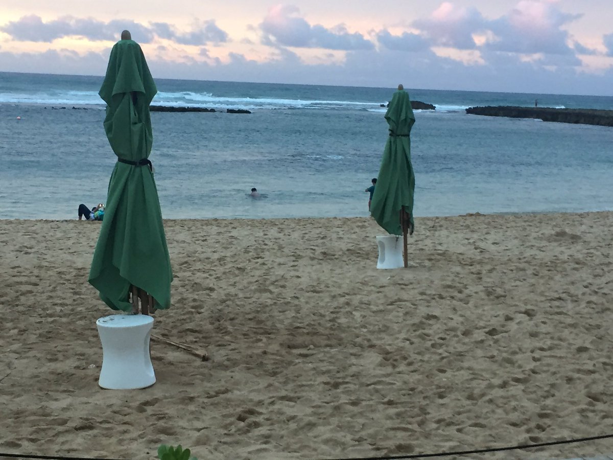 robmachado's tweet photo. Sunset on the #northshore of #oahu. https://t.co/20JWZlv3kB