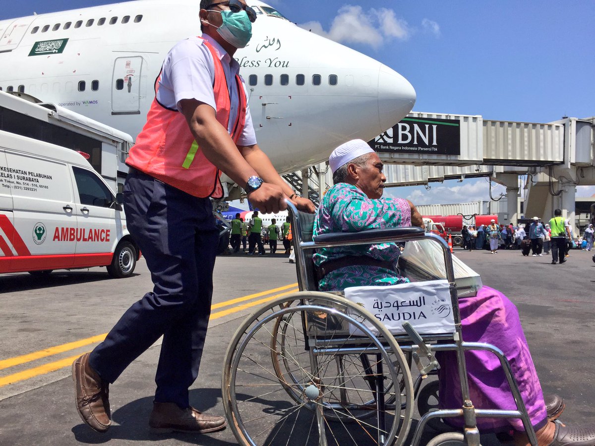 sub_ap1's tweet photo. Selamat datang Jemaah Haji asal Sumenep Jawa Timur di Juanda @AP_Airports @e100ss https://t.co/oLFNjZ0Vsl