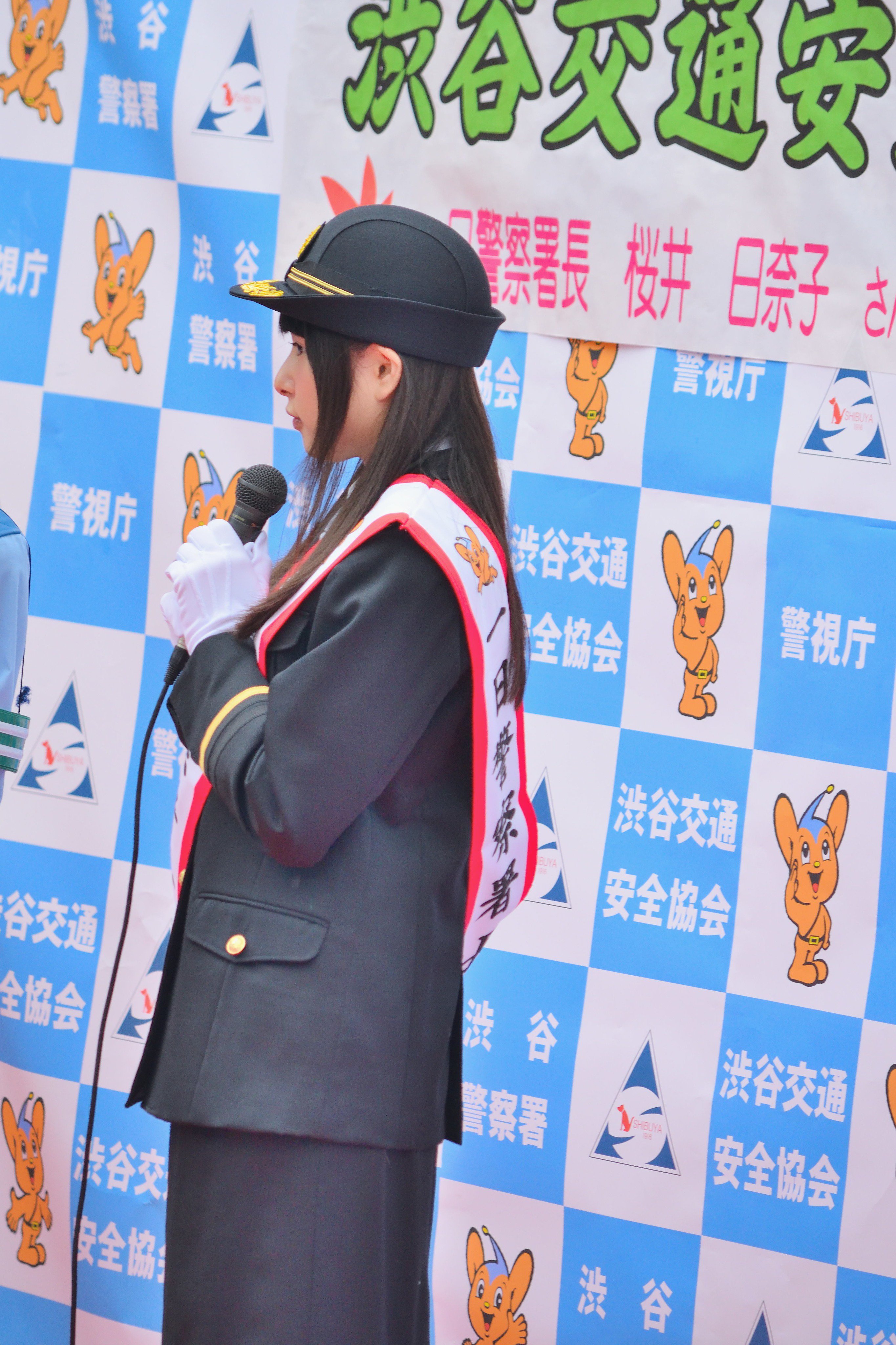 Sasuke 16 09 18 日 交通安全セレモニー 渋谷警察一日警察署長 渋谷ハチ公前広場 桜井日奈子さん 人多すぎてこんなのしか撮れなかった 桜井日奈子 横顔 一日警察署長 T Co Ayiacfgths Twitter