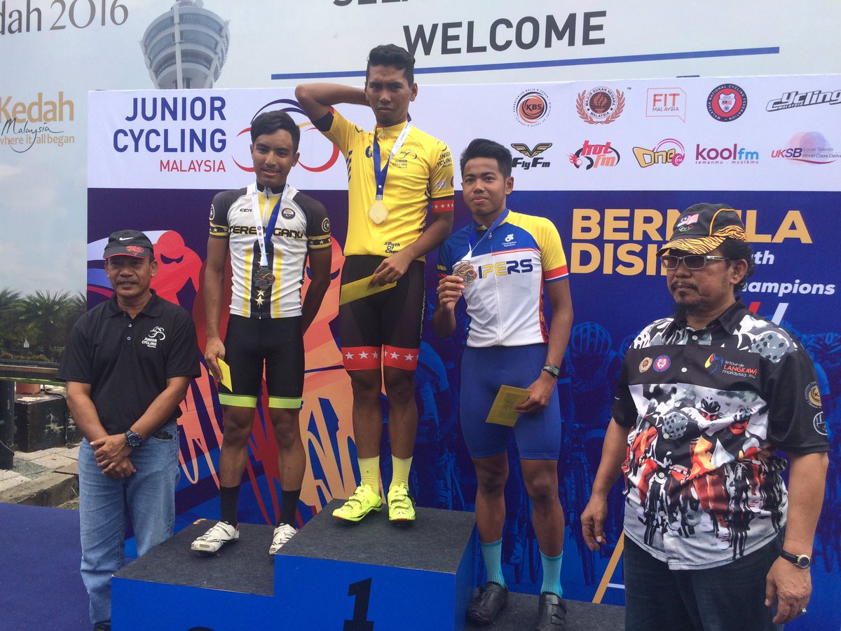 SaffuanAnuar's tweet photo. Penyampaian hadiah bagi kategori    lelaki remaja. #JCMKedah #PathOfChampions @JuniorCyclingMY https://t.co/NB1nnqKZza