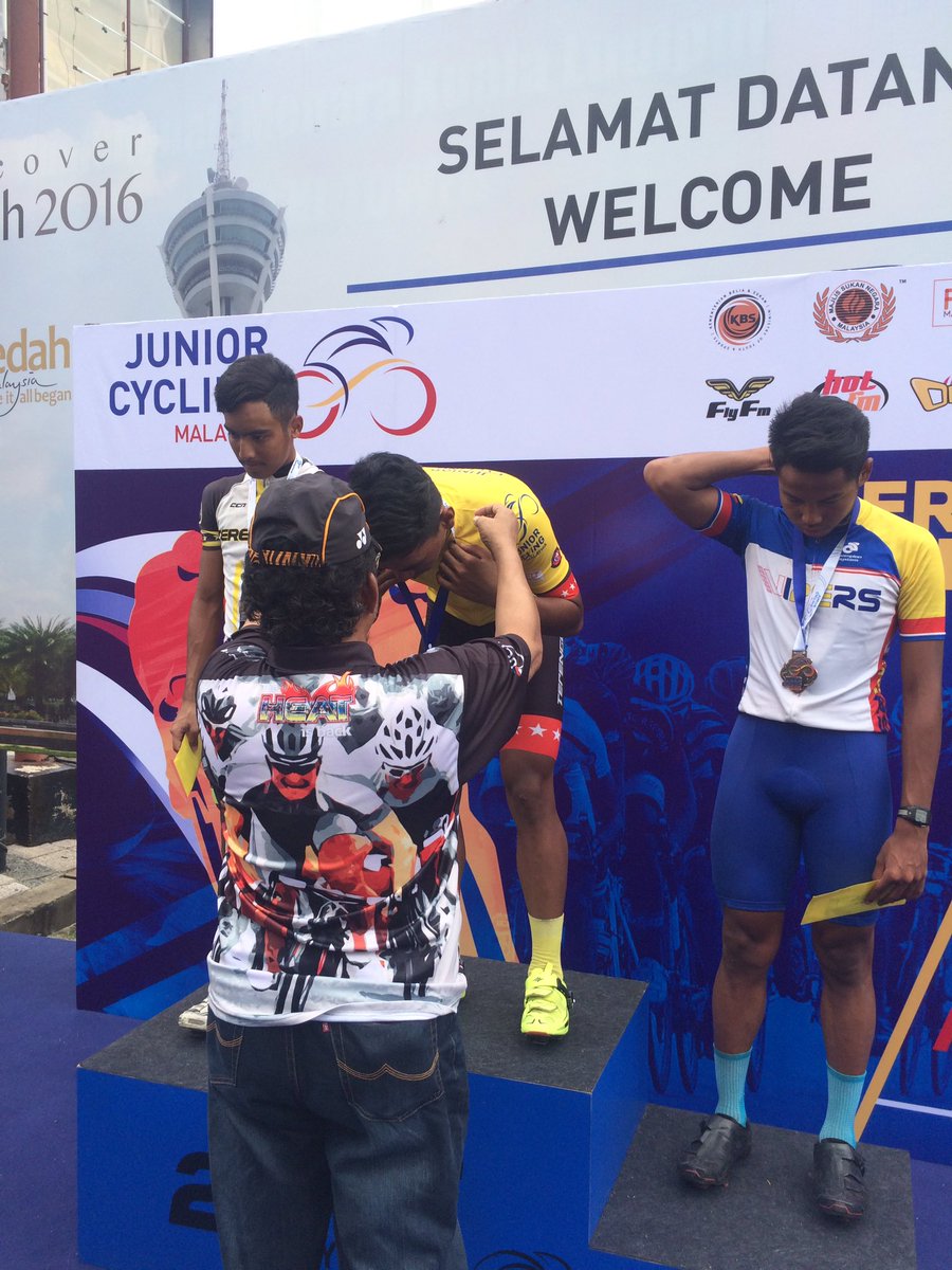 SaffuanAnuar's tweet photo. Penyampaian hadiah bagi kategori    lelaki remaja. #JCMKedah #PathOfChampions @JuniorCyclingMY https://t.co/NB1nnqKZza