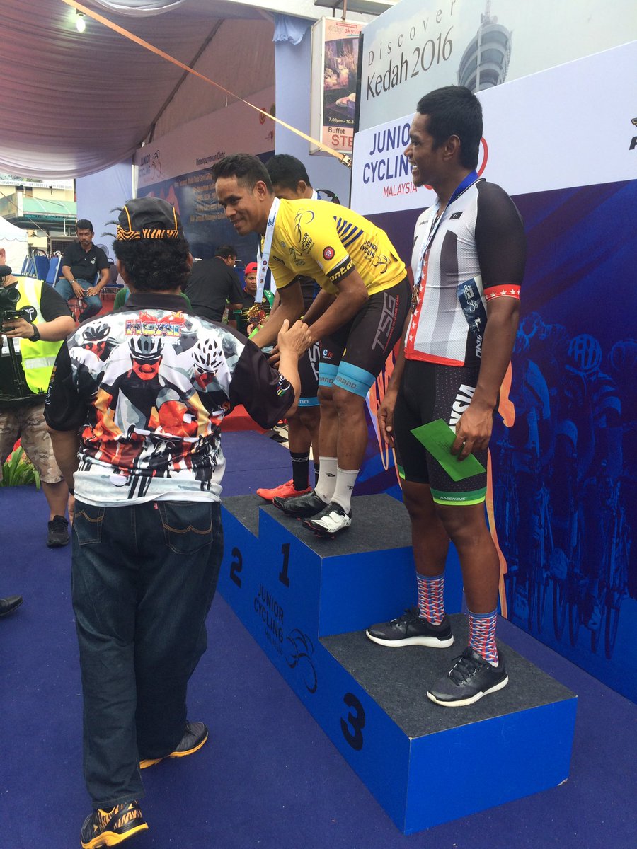 SaffuanAnuar's tweet photo. Penyampaian hadiah bagi kategori    lelaki elit. #JCMKedah #PathOfChampions @JuniorCyclingMY https://t.co/dfmDUnsOcA