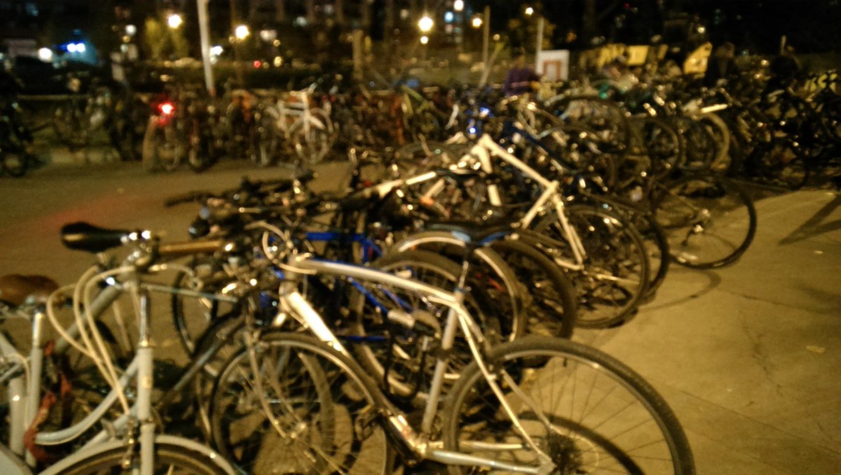 ZennenEng's tweet photo. Bike parking at #Beakernight #Beakerhead https://t.co/WG168lzAWy