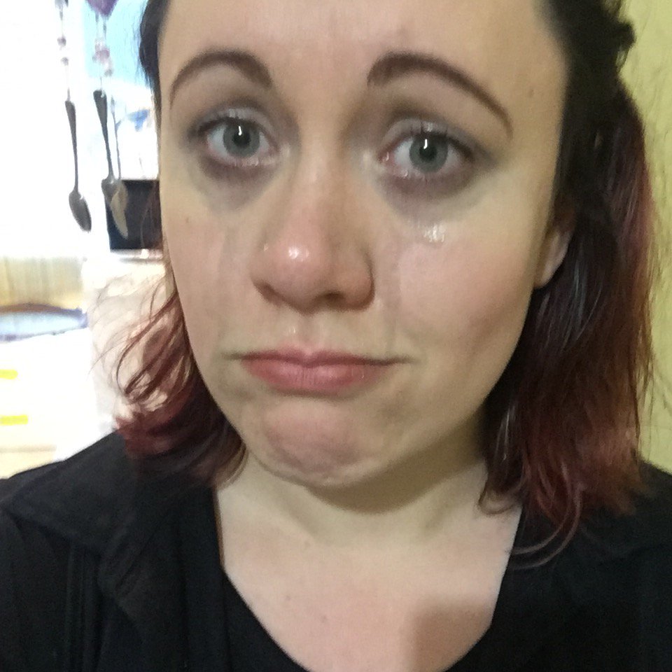 thatsironical's tweet photo. This is what happens when you chop onions while wearing non-waterproof mascara #funscienceexperiment https://t.co/z7gPvjPlXr