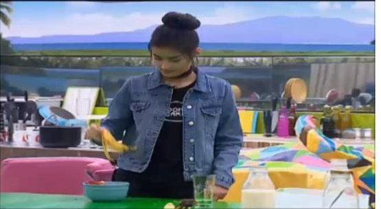 charotdingdong's tweet photo. Liza is cleaning the dishes in PBB,  nakaka inlove masyado si Hope Elizabeth Soberano!! #NYCLovesLizQuen https://t.co/3rgiM5PFLV
