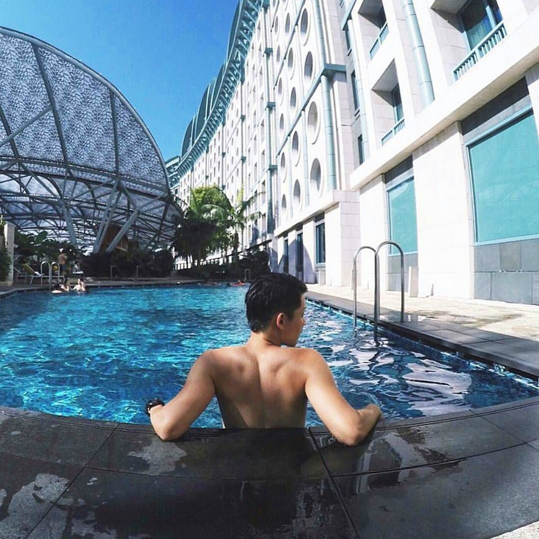 rwsentosa's tweet photo. Life is better at the pool! Credits: @colinkohh #rws #rwsentosa #rwsmemories #hotelmichael #poollyfe #pool https://t.co/TvejDli0zF