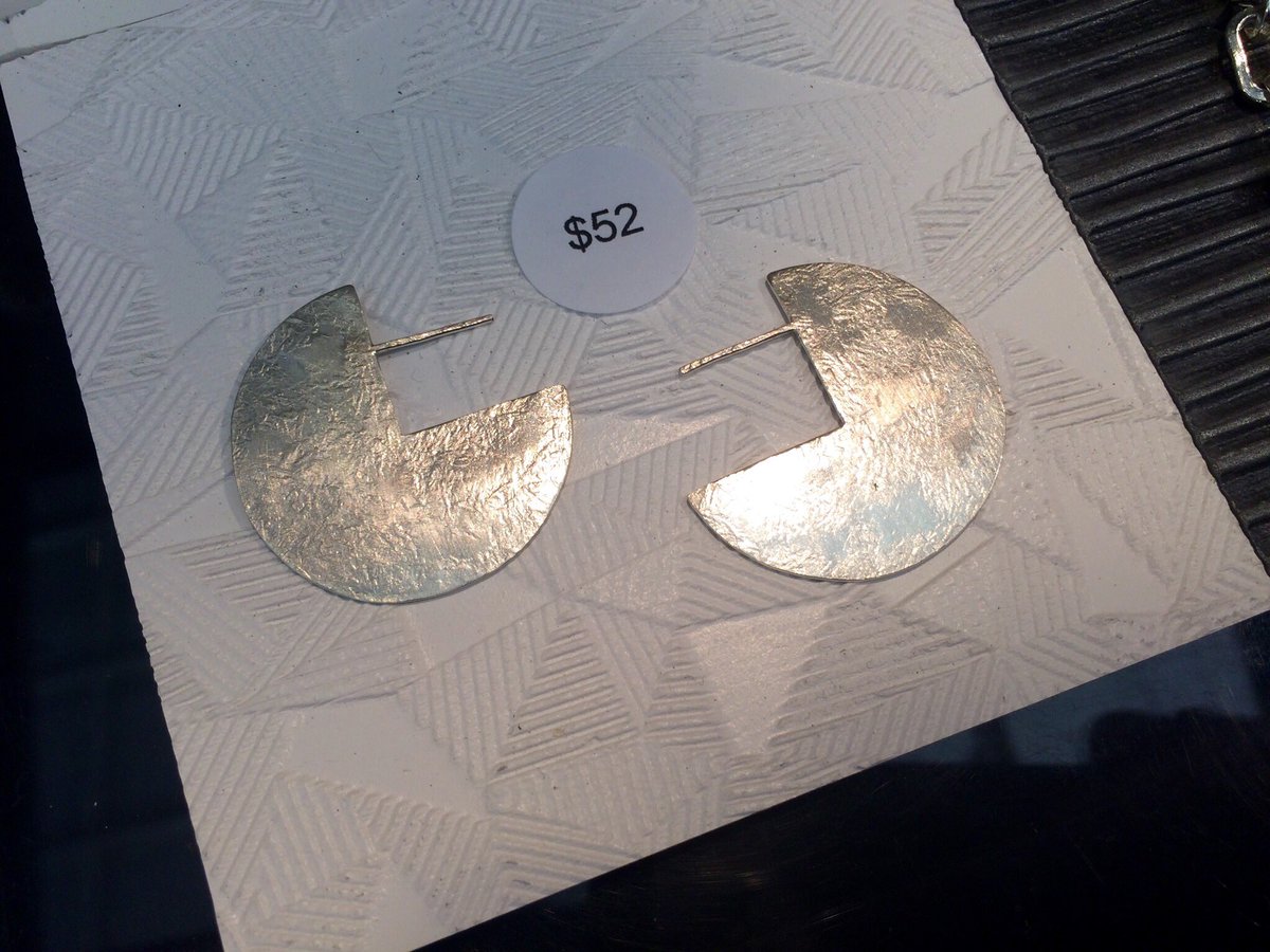 ArtPaired's tweet photo. Elegant. Mod. Cool. Kim Evans of Divergence Design jewelry at #ArtPaired in #Memphis at the #RacquetClub Sun 11-5. https://t.co/heILe2KVH1