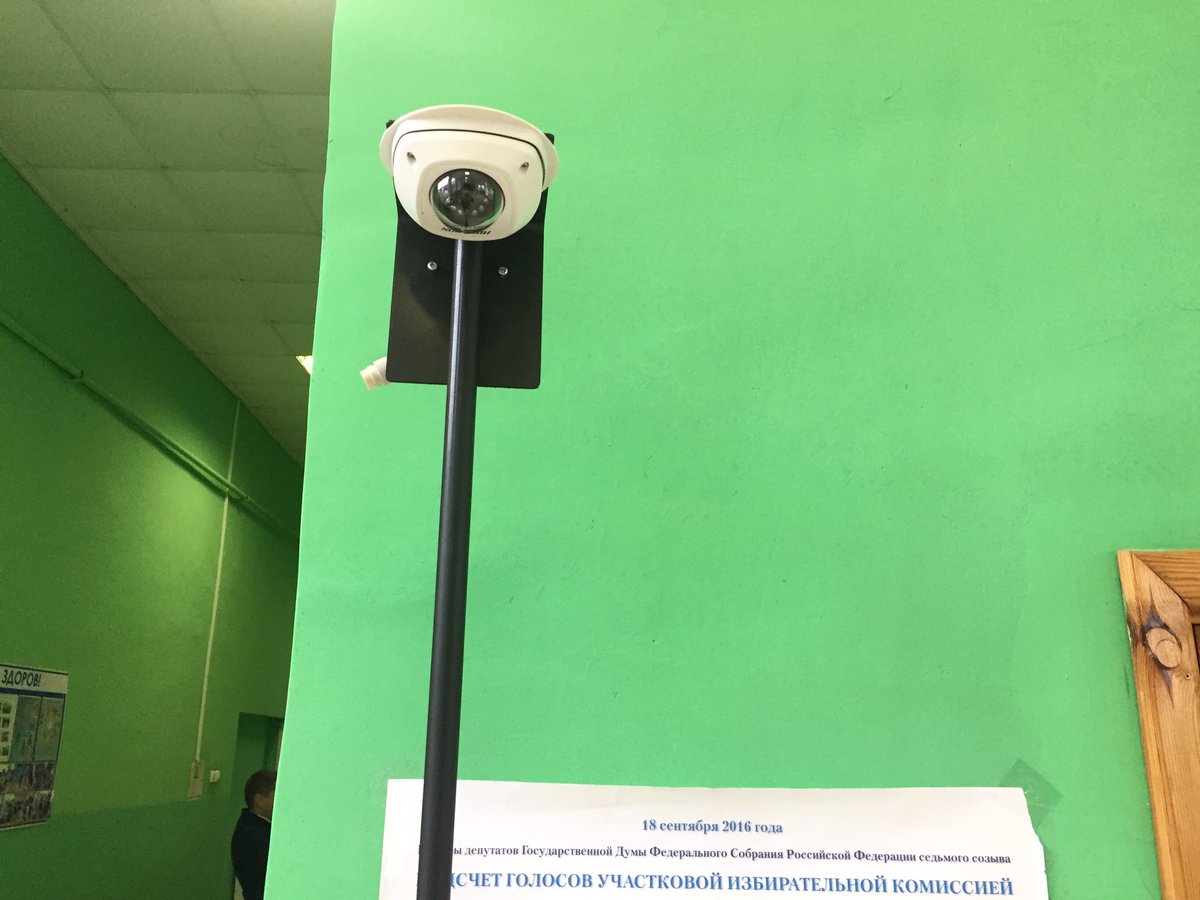 VertkovD's tweet image. Участок 1177 стоит на участке видеокамера #выборы2016 #выборы16 #новгород люди идут, все спокойно