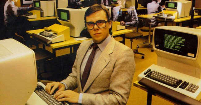 xataka's tweet photo. 13 síntomas de que eres un viejuno digital https://t.co/HulJsoOlW9 https://t.co/KZqI3jTxou