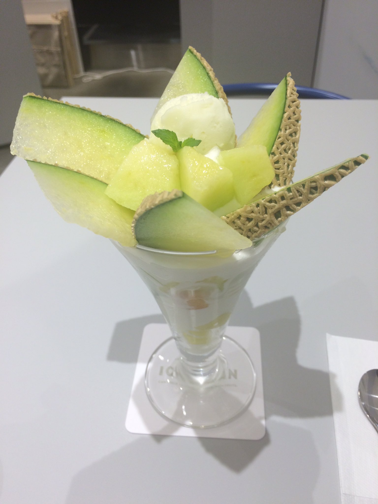 斧屋 おのや 経堂 いちまん メロンパフェ いちまんの移転を今日知る ソフトクリームとメロンアイス メロン 中層以降 スポンジとフロマージュブラン この酸味とメロンは合ってないような 好みとしては最後まで甘みで押し切っていいのでは