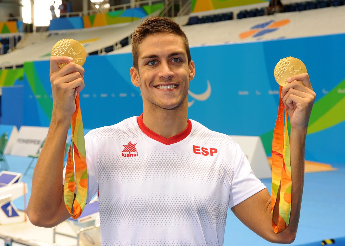 Israel Oliver con sus dos oros: Agencias.