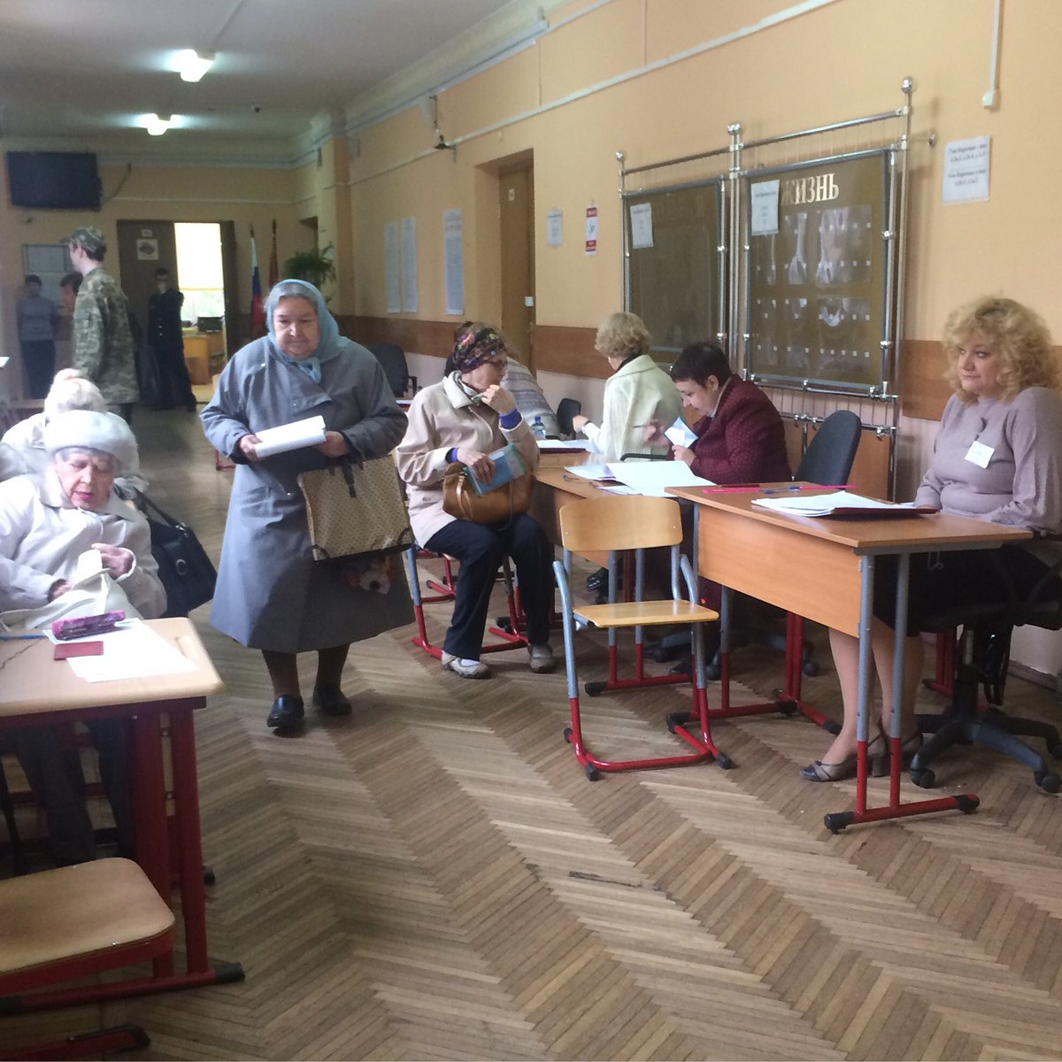 на избирательном участке номер 1059 с самого утра большое количество жителей района,желающих отдать свой голос.