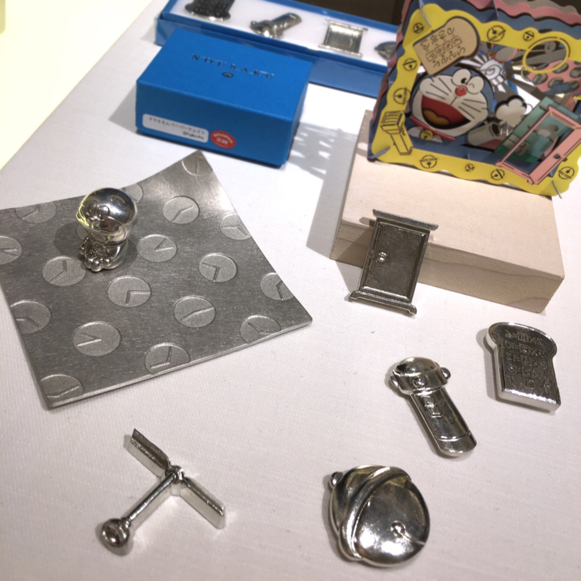 まなてぃ Auf Twitter 明日入籍する腐れ縁の男友達への結婚祝い 能作の定番の箸置きにしようかなと思ったら 新作でドラえもん コラボが 彼は何を隠そう大のドラえもん好きということで即決した ひみつ道具箸置きとタイムふろしき小皿 巡り