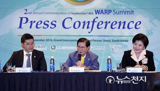 서울 잠실 올림픽 경기장에서 현재 열리고 있는 
하늘문화세계평화광복(대표 이만희, HWPL),
(사)세계여성평화그룹(대표 김남희, IWPG)과 
국제청년평화그룹(부장 김두현, IPYG)의 기념사