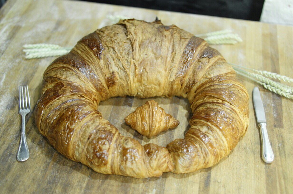 ChefLeSquer's tweet photo. Le croissant familiale à déguster 🍴🏃@LeCinqParis @FourSeasonsPR @LeFooding @erickaiser @PaulBocuse @boulanger https://t.co/ghbf9eZNX2