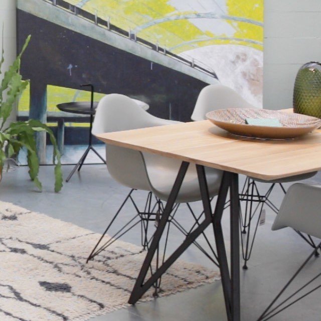 En fris plaatje met volop design items! #loods5 #home @loods5design #design #interior #lea… bit.ly/2cvHris