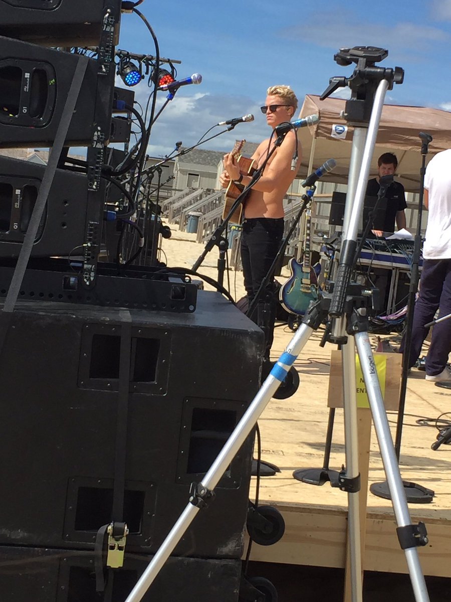 ultimatyong's tweet image. @CodySimpson having fun perfirming at @YellowdogFest 🌙💛