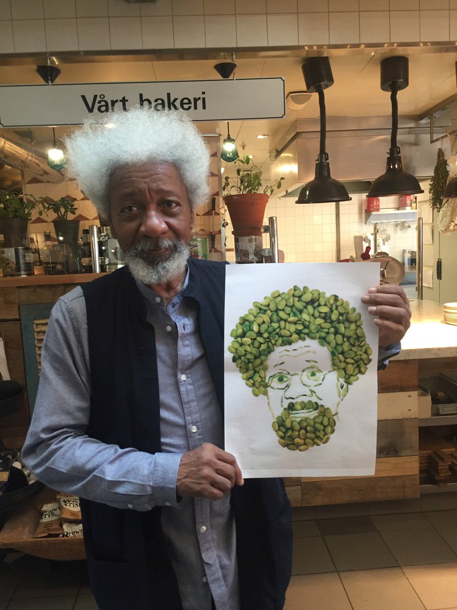 Kapittel's tweet photo. Wole Soyinka posing with Wole Soyanka. #uroenskokebok #kapittel16 #sølvberget https://t.co/kbo8GWJSpu