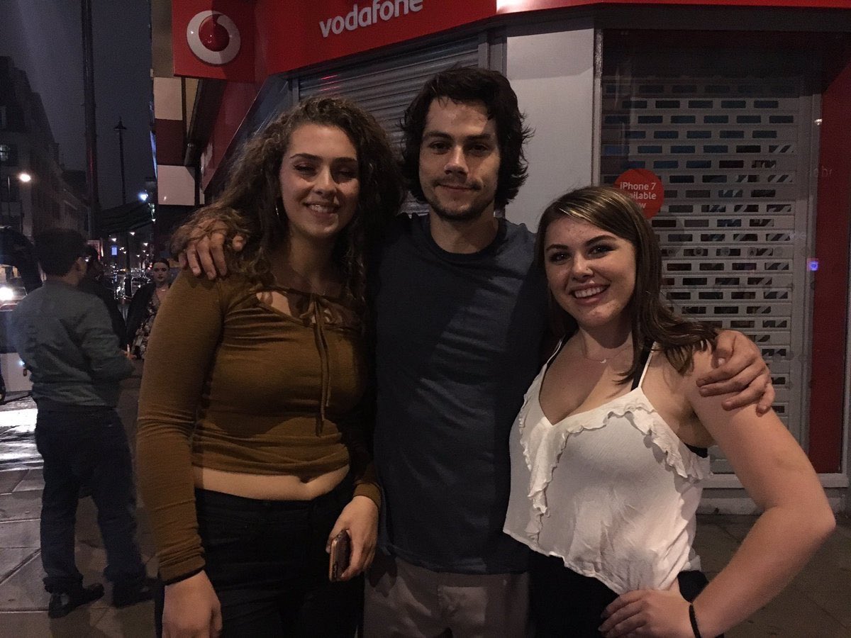 TEEN_WOLFFR_'s tweet photo. Dylan O'Brien avec des fans à Londres récemment https://t.co/Eaw5iApy71