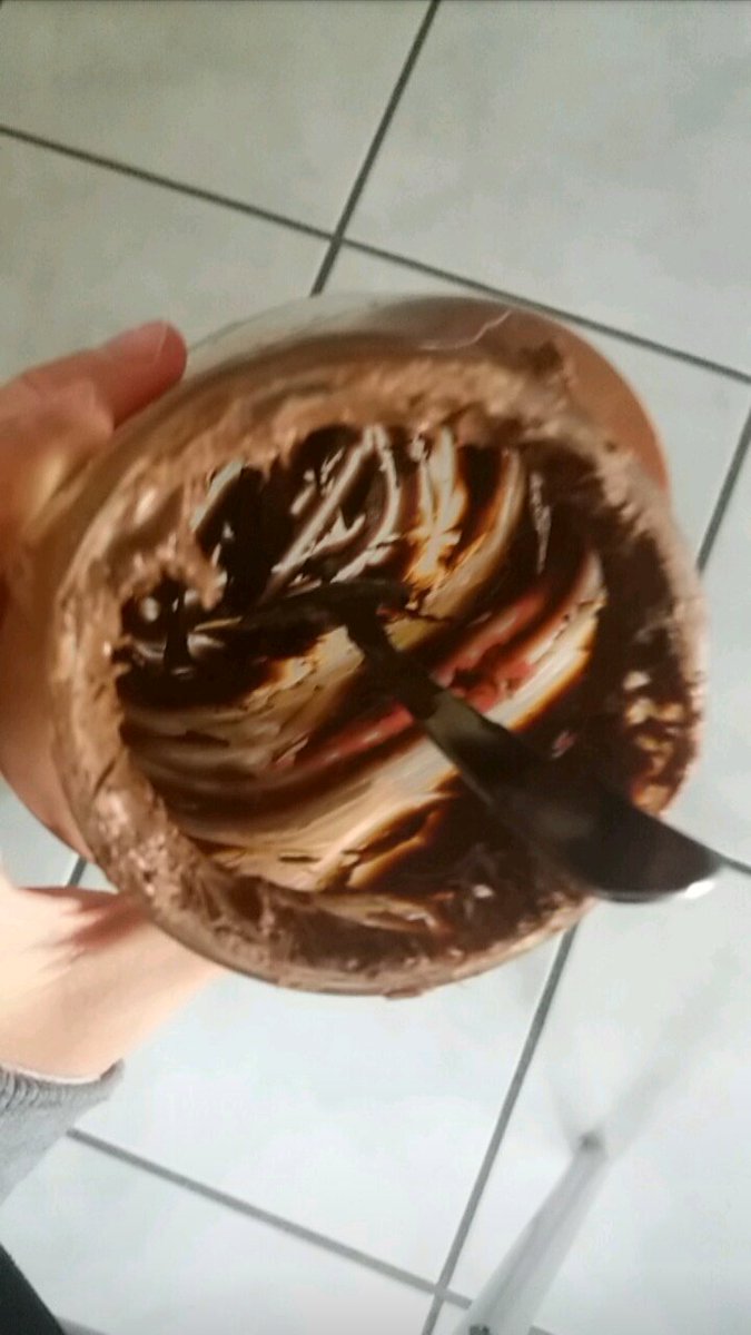 linsloww's tweet image. J'croit y'a melissandre qui c'est incrusté chez moi