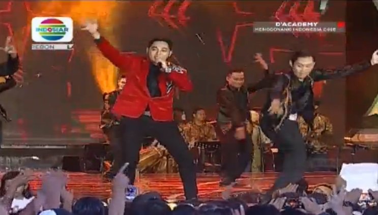 Indosiar's tweet photo. Lagu Maling dari @DA2_Irwan bikin Lapangan Arhanudse Cirebon bergoyang! #DAMI2016 https://t.co/RC4YrviIHr