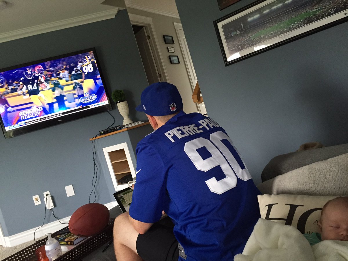 AsheleyEats's tweet photo. They're both calling the @Giants #GameDayRollCall #goodluckfootball #babyike https://t.co/IIxjYB9a4j