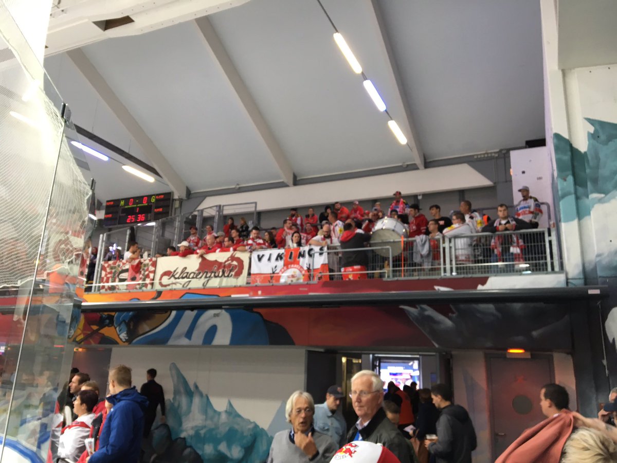 Das warmup auf beiden Seiten läuft. Die Mannschaft wärmt auf. Die Fans bereiten den Sektor vor #rbsvsKAC #kacvikings
