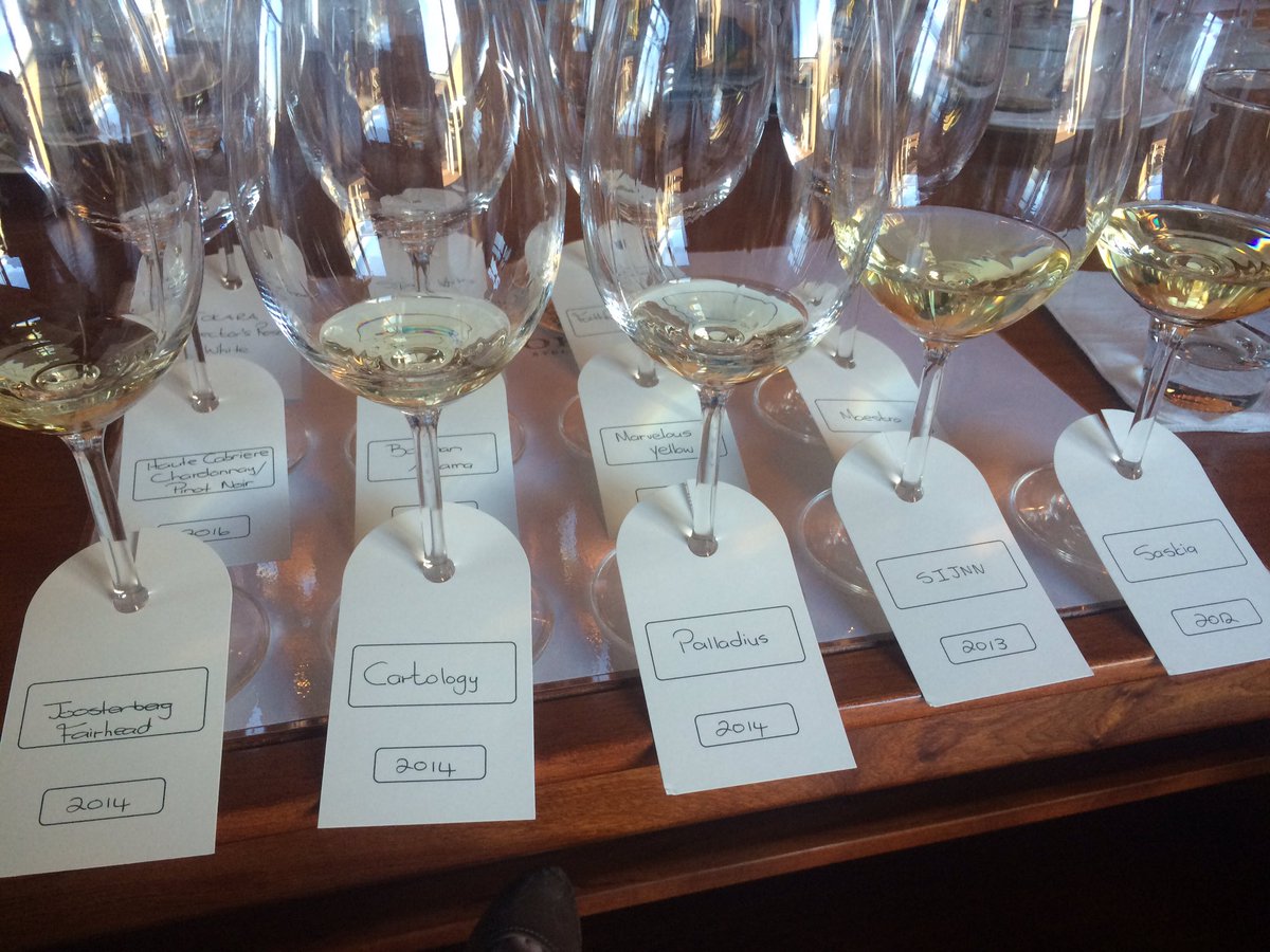 White blends tasting line-up. #CAPESomm <a href="/MilesMossop/">Miles Mossop</a> <a href="/WineMason/">Adam Mason</a> #DuncanSavage