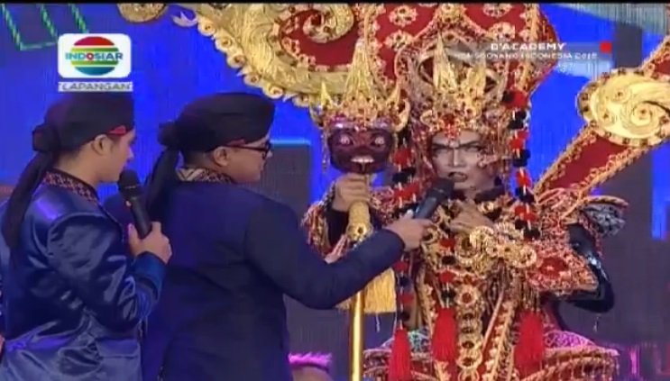 Indosiar's tweet photo. Warga Cirebon harus berbangga hati dengan Cirebon Batik Karnival. Bagus banget ya kostumnya? #DAMI2016 https://t.co/iJna4IlSvl