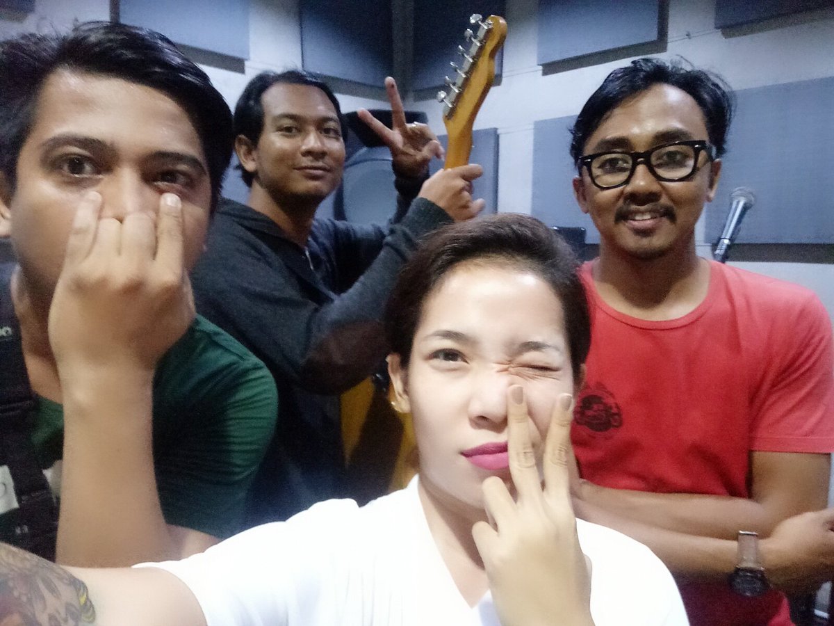 Hi guys,  yuk simak studio reharsal session  live on fb kita 5 menit lagi!  Ini linknya :
facebook.com/seemsbandbali/