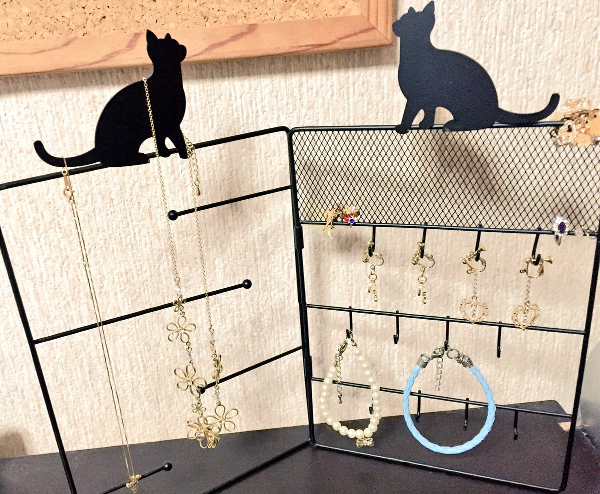 3COINSでアクセサリースタンド買ったけどめっちゃ可愛い pic.twitter.com/M2nn6AxTuO