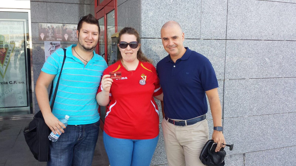 AAMRealMurcia's tweet photo. @AAMRealMurcia y @GARMUcf han hecho entrega de su abono a ganadora de sorteo realizado x @GARMUcf ¡Que lo disfrute! https://t.co/V21sy1vM21