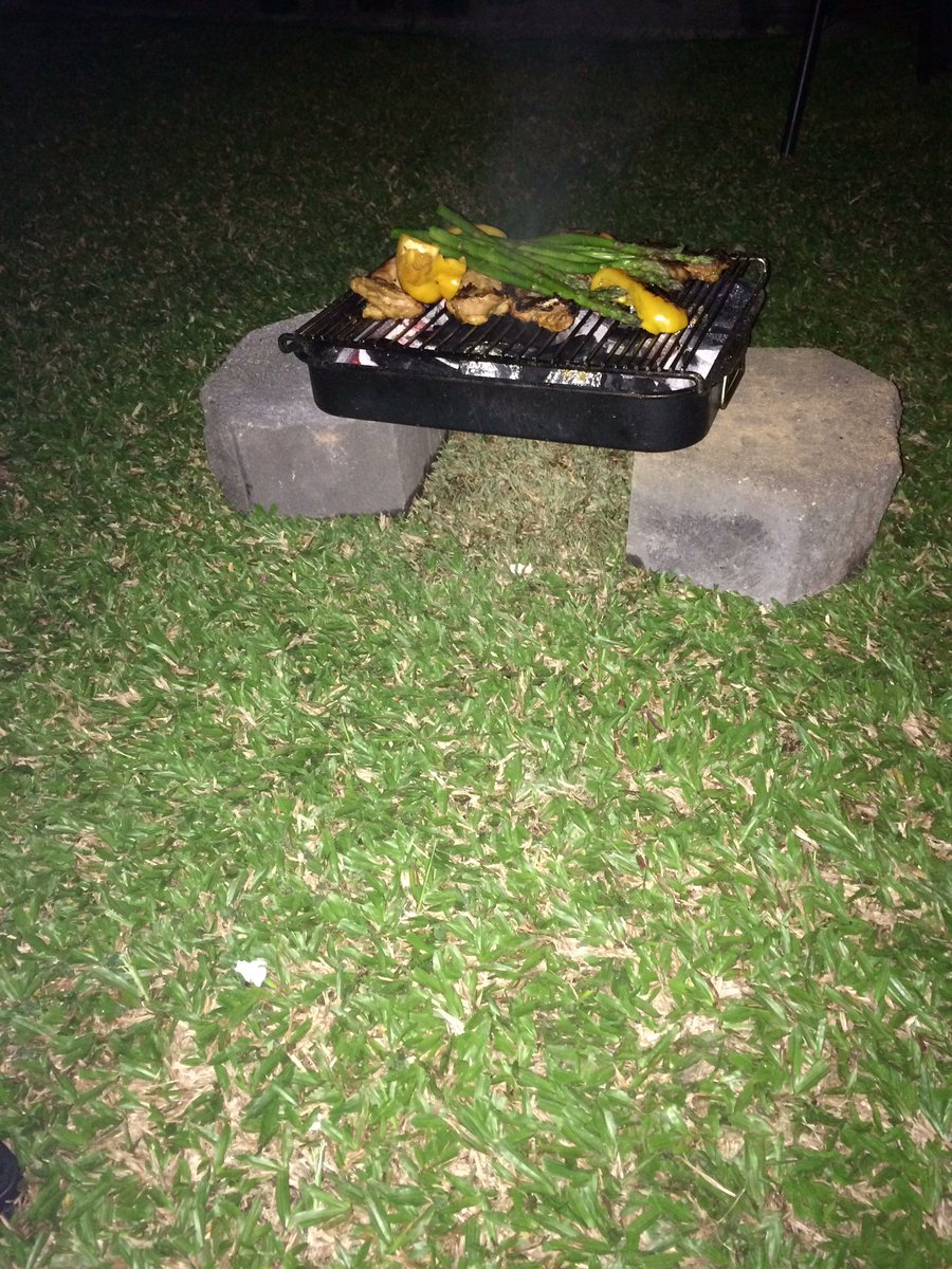 b0nd1blue's tweet photo. Waiting for the moon 🌕#frontyardbbq https://t.co/5kyCjgqNVX