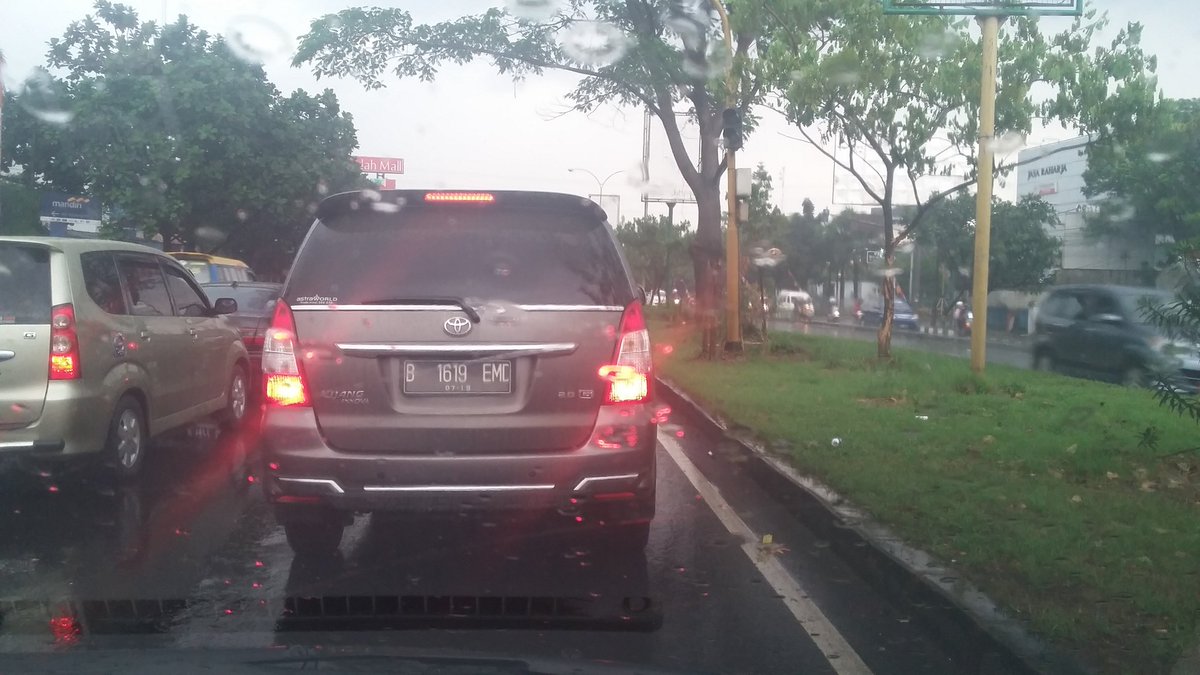 sakidesong's tweet photo. Ngadon miceun runtah mobil alus teh https://t.co/sm9BecdvCH