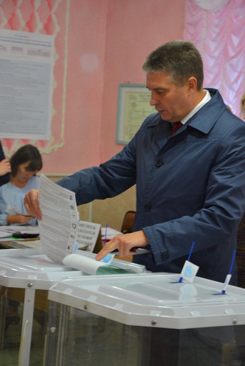 vladimir_er's tweet photo. В Гусь-Хрустальном проголосовал глава города Балахин Николай Николаевич
#выборы2016 https://t.co/p5zDIzeb47