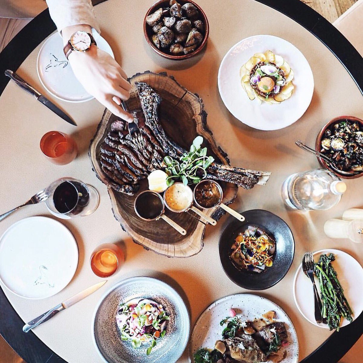 mpdsteakkitchen's tweet photo. @TheTailoredMan_ sure knows how to satisfy that hunger.
#mpdsteakkitchen #steak #tomahawk #melbournefood https://t.co/2uHVta3xV8