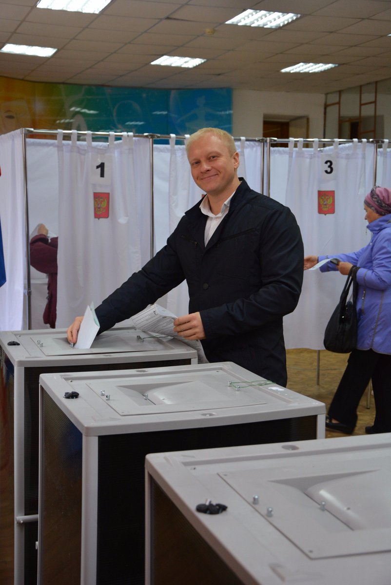vladimir_er's tweet photo. Депутат ЗС Владимирской области Максюков Михаил Юрьевич проголосовал в Гусь-Хрустальном.
#выборы2016 https://t.co/SaEiffu2qc