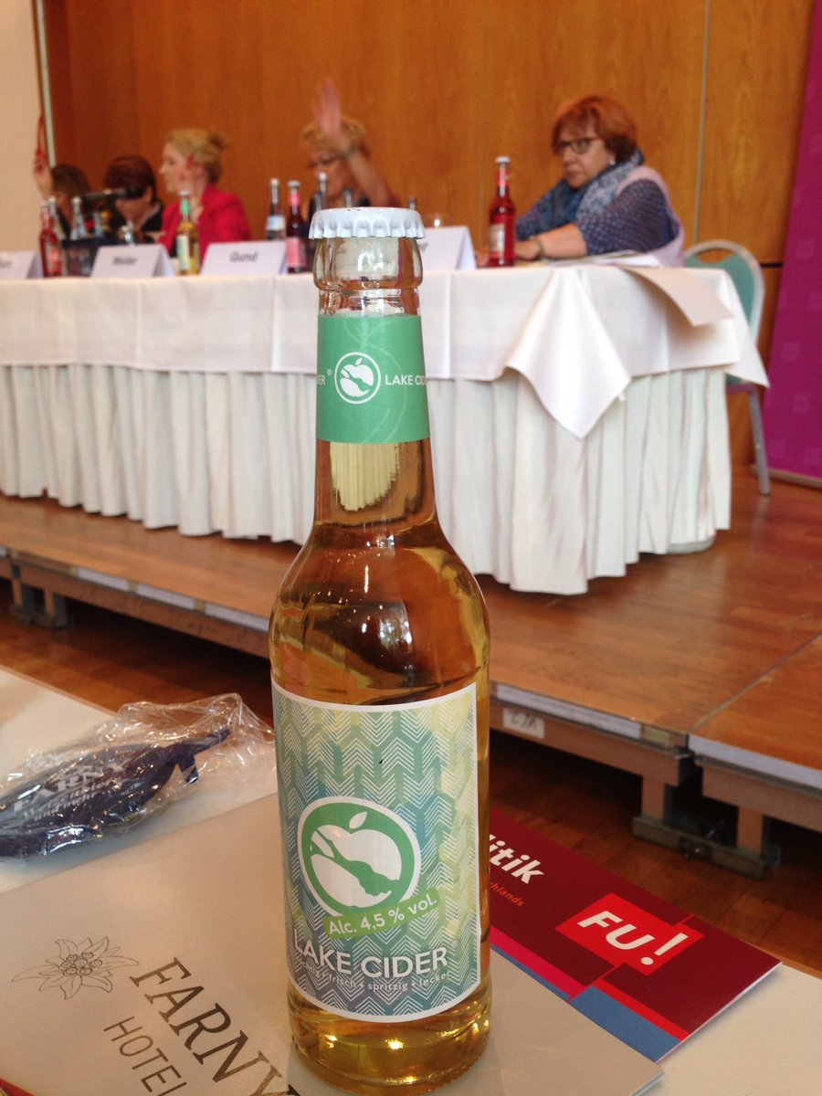 AnnaKratky's tweet photo. Einzige Gratis-Getränke auf dem gestrigen Delegiertentag der #FrauenUnion BW der #CDU alkoholisch. Wieso? #Cheers https://t.co/6R9Q3t5xuA