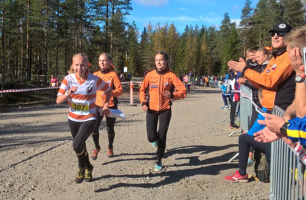 TuSTurku's tweet photo. SM-kultaa!! Loistavat suoritukset alusta loppuun Allilta, Venlalta ja Enniltä! #suunnistus https://t.co/s6YjXXBncA