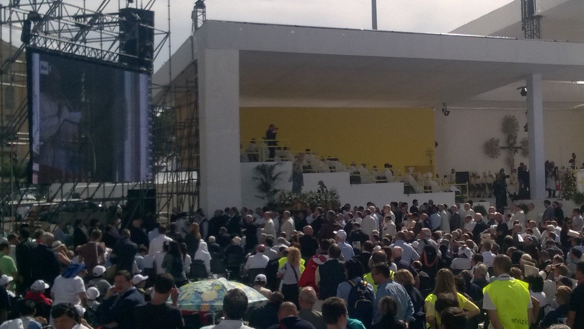 É il momento dell'angelus #PapaFrancesco #CongressoEucaristico